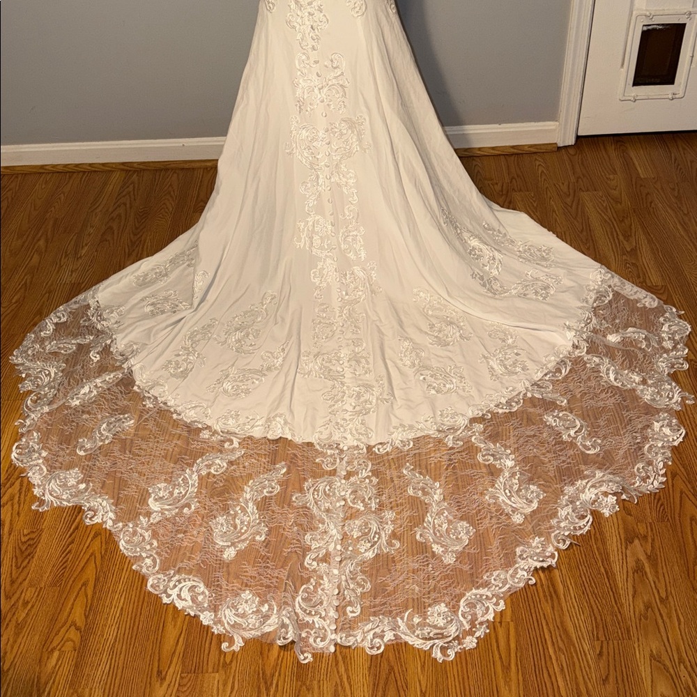 Ivory Lace Bridal Gown - Picture 3 of 16